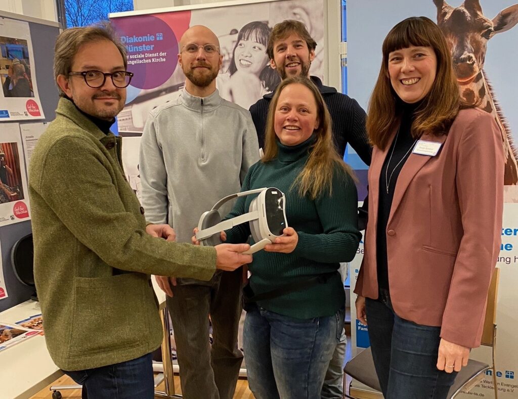 Beim Markttag der katho Münster (vordere Reihe – v.l.n.r.): Diakonie-Vorstand Sven Waske, die digitale Quartiersmanagerin des Martin-Luther-Hauses, Yvonne Plöger, die Einrichtungsleitung des Martin-Luther-Hauses, Sonja Spieker, sowie (hintere Reihe) Marcel Scharf, FördiKo GmbH, und Dr. phil. Kolja Heckes, katho.