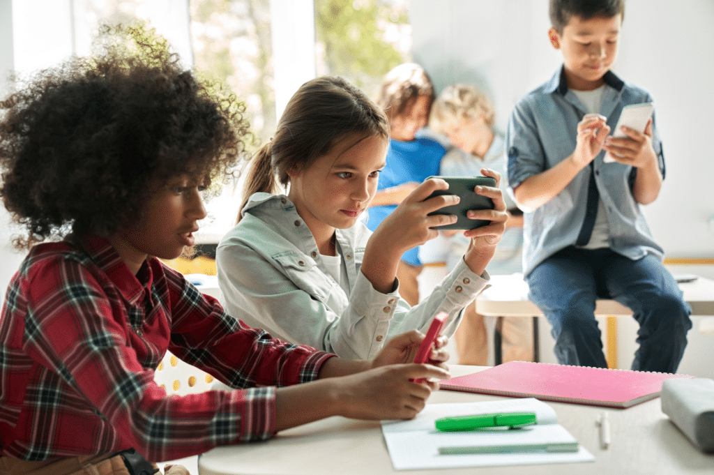 Kinder mit Smartphones
