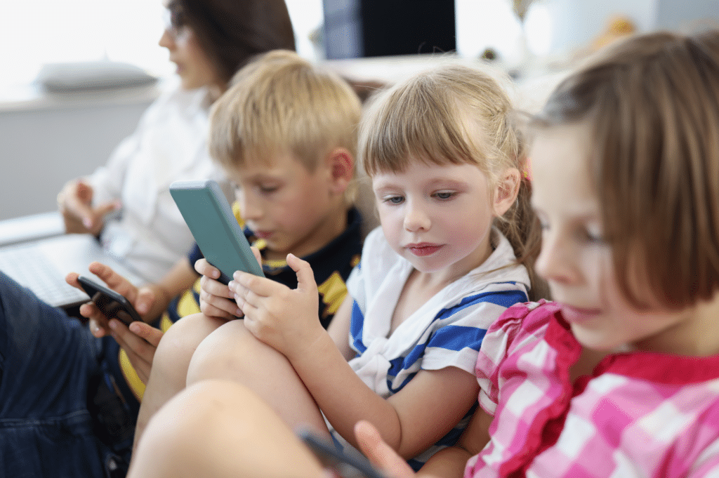Kinder mit Smartphones